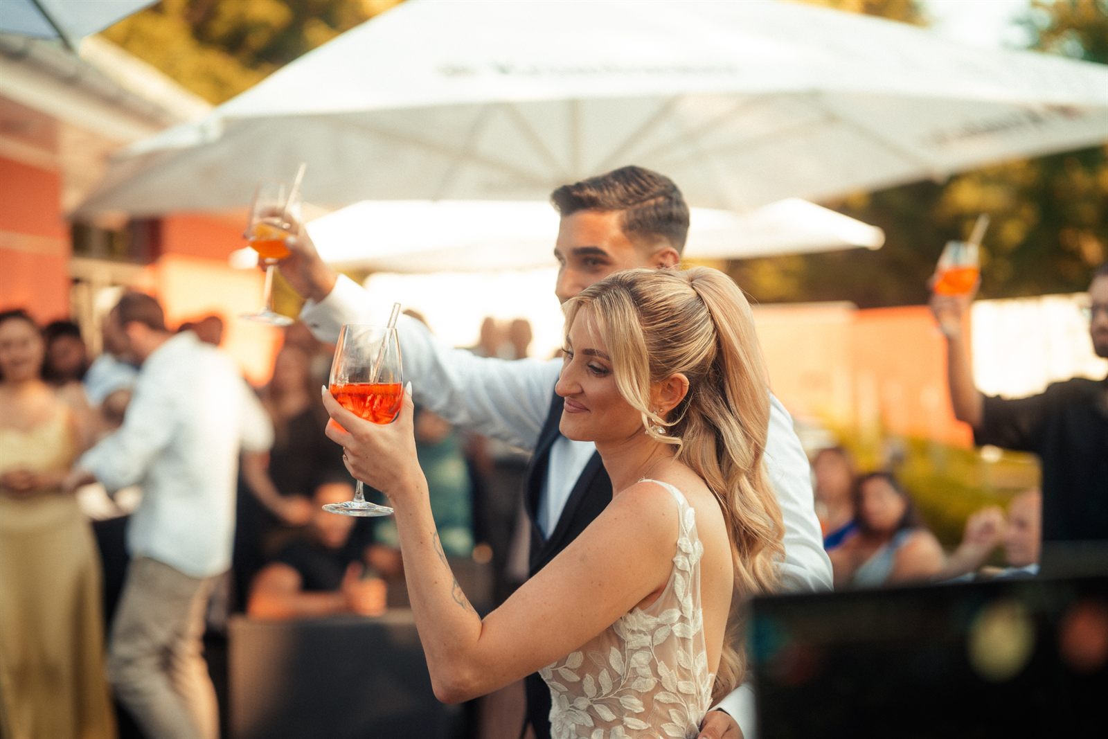 Hochzeitsfotografie Siegerland — Anstoßen beim Sektempfang