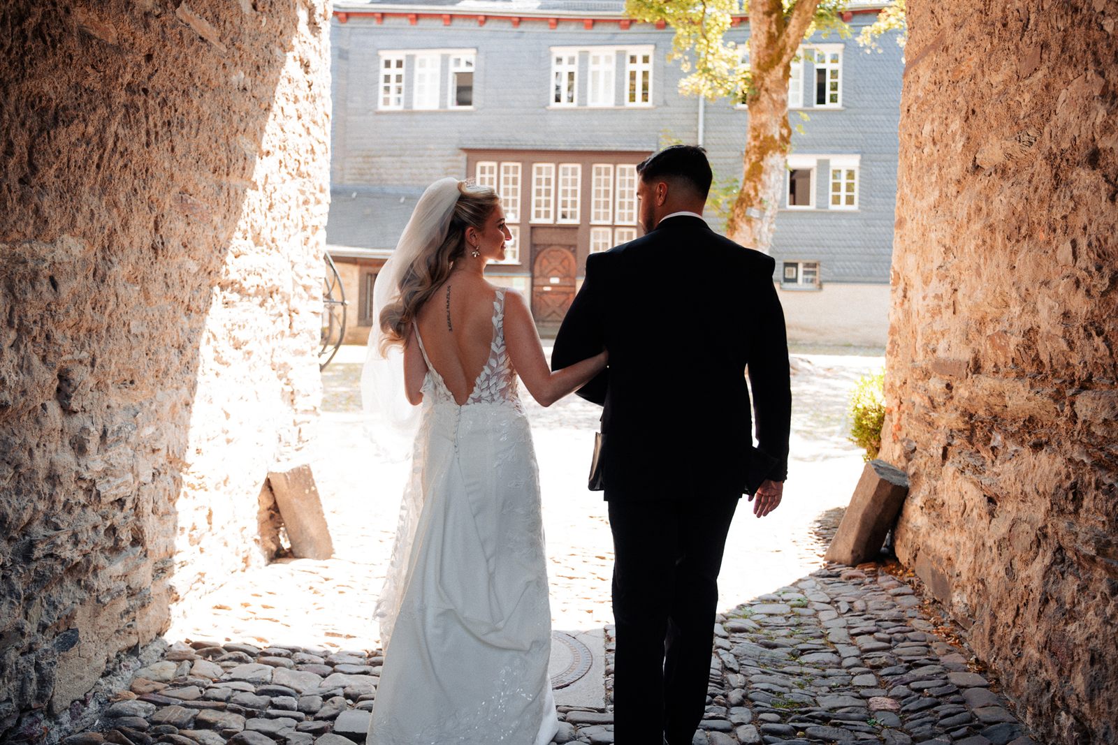 Hochzeitsfotograf NRW — Brautpaar vor historischer Kulisse
